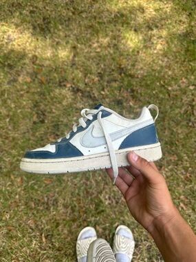 Nike Kids White and Navy Low-Top Sneaker